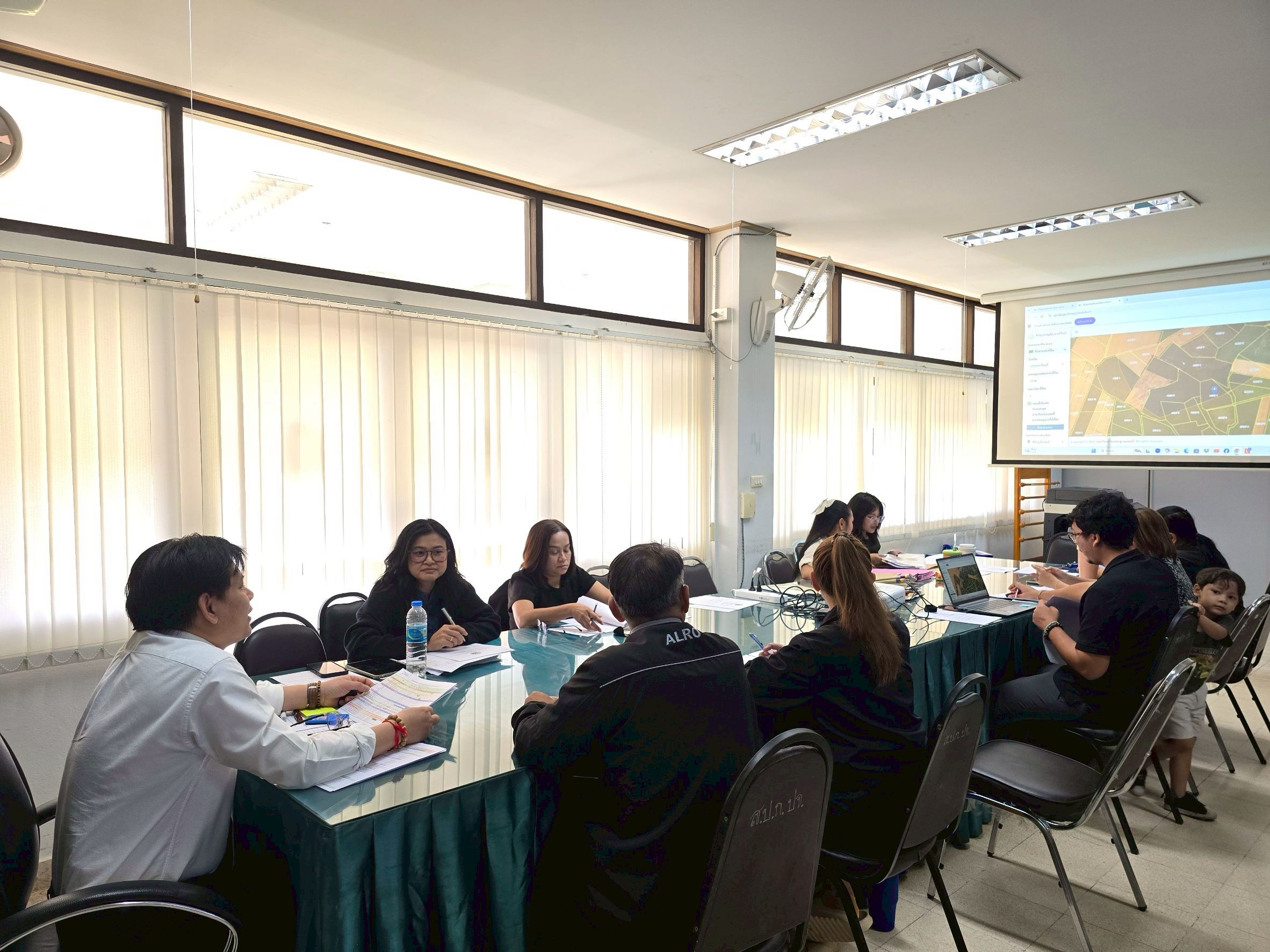 title - วันที่ 25 มีนาคม 2569 เวลา 08.30 น. นายวิทูล ประดิษฐบุญ ปฏิรูปที่ดินจังหวัดปราจีนบุรี  พร้อมด้วยผู้อำนวยการกลุ่มงานช่างและแผนที่ ผู้อำนวยการกลุ่มกฎหมาย ผู้อำนวยการกลุ่มการเงินบัญชีและจัดเก็บผลประโยชน์ ผู้อำนวยการกลุ่มยุทธศาสตร์และการปฏิรูปที่ดิน และเจ้าหน้าที่ ส.ป.ก.ปราจีนบุรี ที่เกี่ยวข้อง จัดการประชุมคณะทำงานตรวจสอบคุณสมบัติผู้ยื่นคำขอเข้าทำประโยชน์ในเขตปฏิรูปที่ดินจังหวัดปราจีนบุรี ครั้งที่ 8/2569 ณ ห้องประชุมสำนักงานการปฏิรูปที่ดินจังหวัดปราจีนบุรี